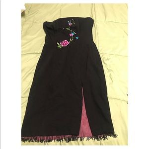 Guess-Beautiful strapless dress with flower detail
